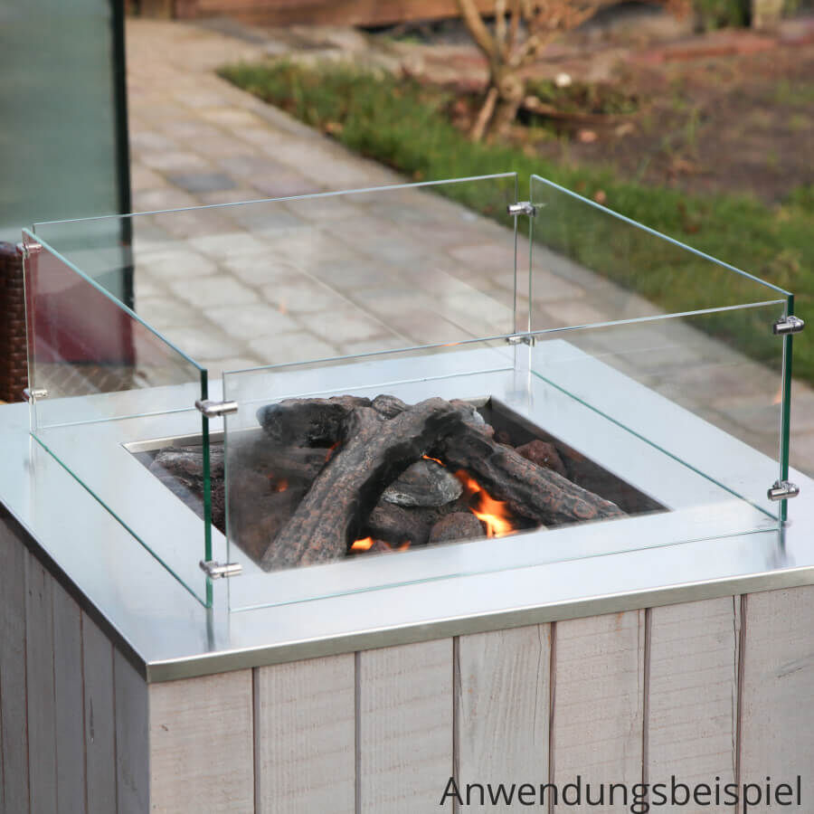 Eckverbinder 90° Edelstahl Spuckschutz Glas-Halter mit Vier Scheiben montiert als Anwendungsbeispiel im Garten