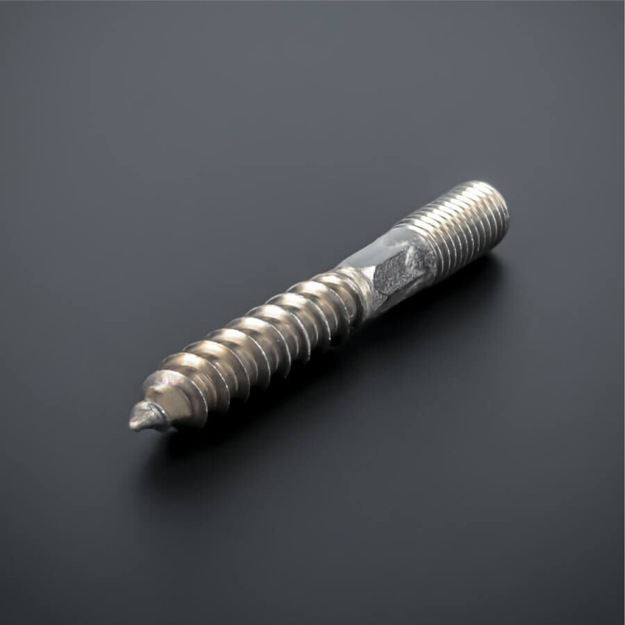 Stockschraube V2A M10 x 80 mm liegend von vorne auf schwarzem Untergrund