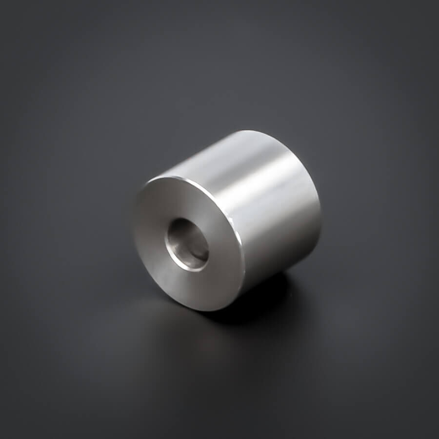 Distanz-Rolle Abstandsrolle M6 Edelstahl Ø18x15mm liegend gedreht auf dunklem Untergrund