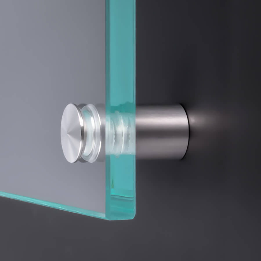 Edelstahl Abstandhalter angesch. Kragen Ø 15mm montiert mit einer Scheibe an einer dunklen Wand