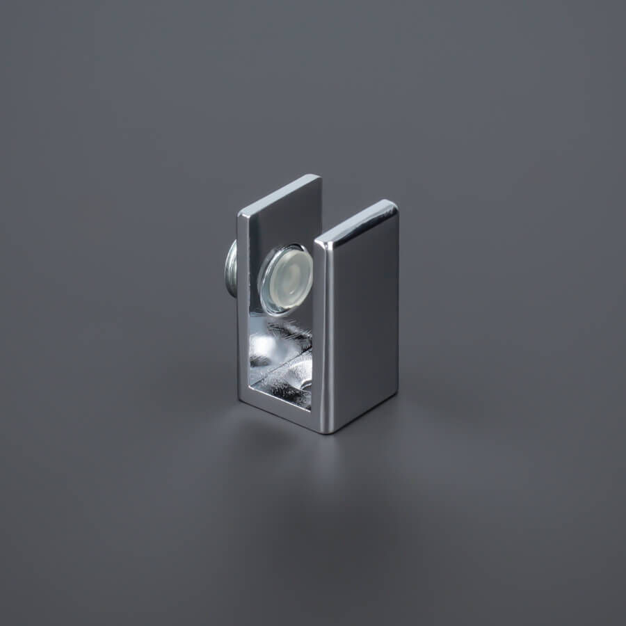 Glasbodenhalter | Regal-Halter | Messing chrom stehend auf dunklem Untergrund