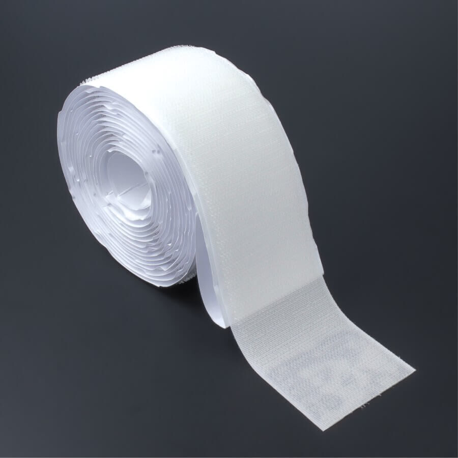 Klettband Haken 20mm Rolle in 3m Länge auf dunklem Untergrund