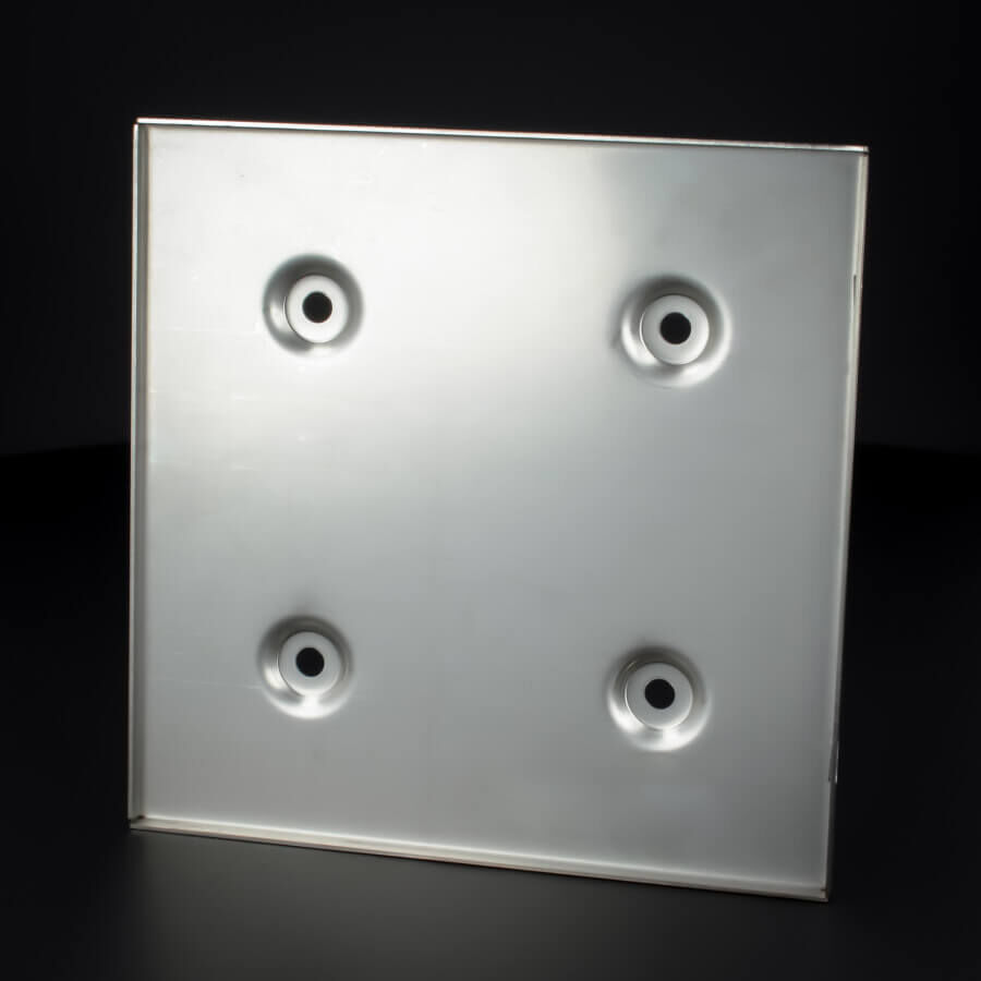 Edelstahl Türschild 150x150 mm Kassette mit 4 Bohrungen vor schwarzen Hintergrund