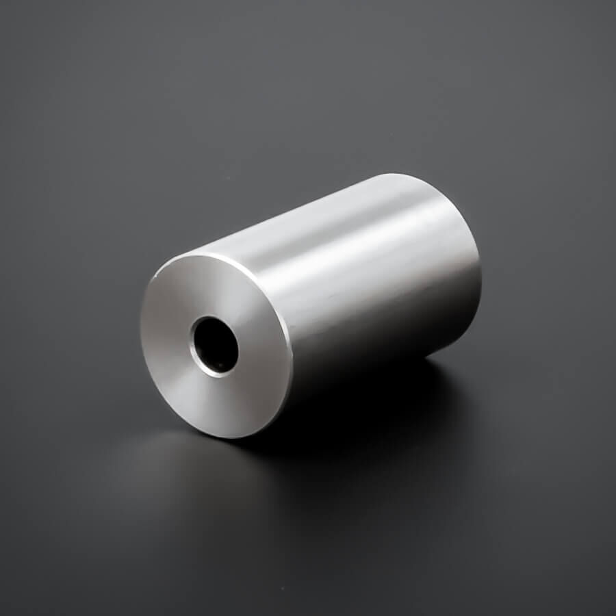 Distanzring Abstandshülse M5 V2A Ø18x30mm liegend gedreht auf dunklem Untergrund