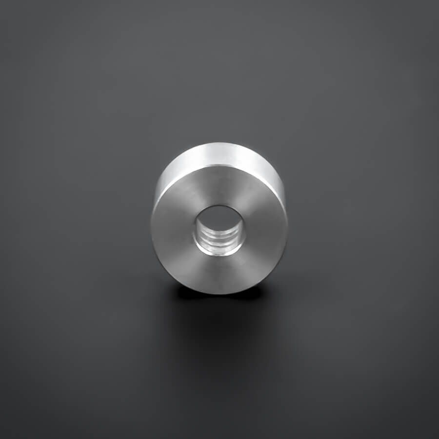Abstandsring M6 Distanzring V2A Ø18x10mm stehend von vorne auf dunklem Untergrund