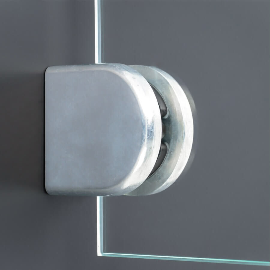 Glashalter Zinkdruckguss halbrund 60x55 mm montiert an einer dunklen Wand
