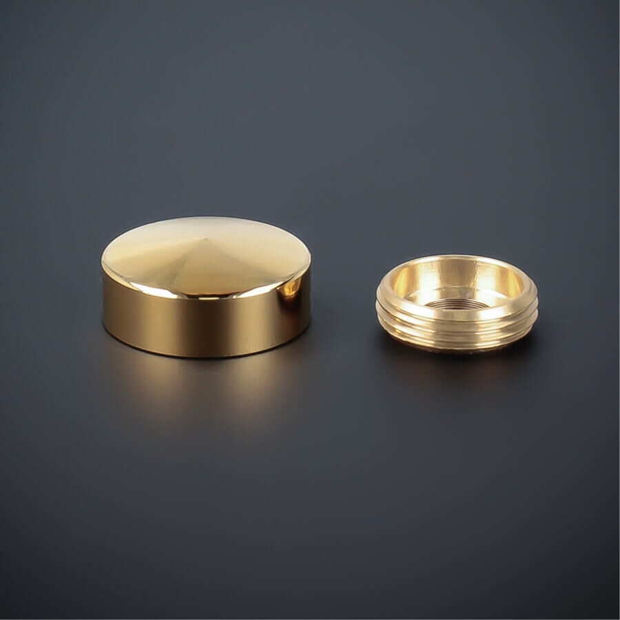 Zierkappe Edelstahl Gold 18mm angeschrägt liegend mit Gewindering auf dunklem Untergrund