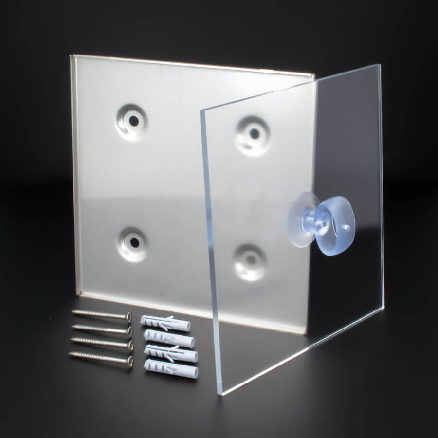 Edelstahl Türschild 150x150 mm mit Plexigalsscheibe und Zubehör auf schwarzen Untergrund