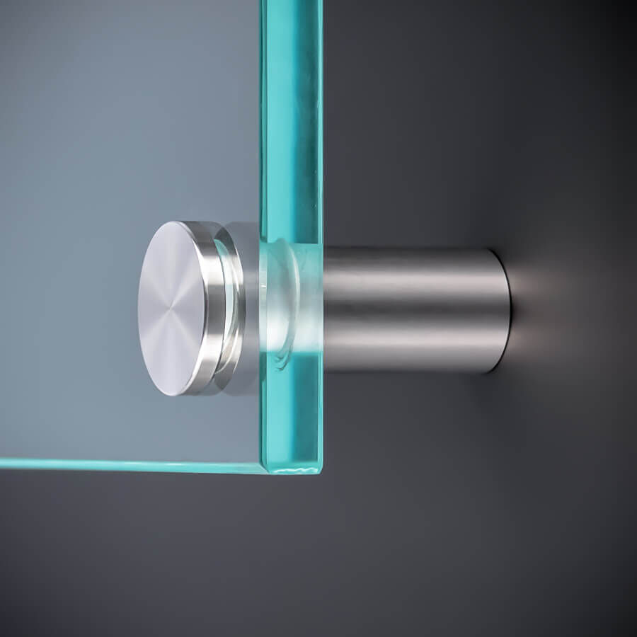 Halter Kleiderhaken V2A montiet, mit einer Scheibe an dunkler Wand