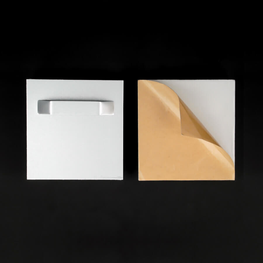 Bilderaufhänger selbstklebend 70x70mm Vorder und Rückseite auf schwarzen Untergrund