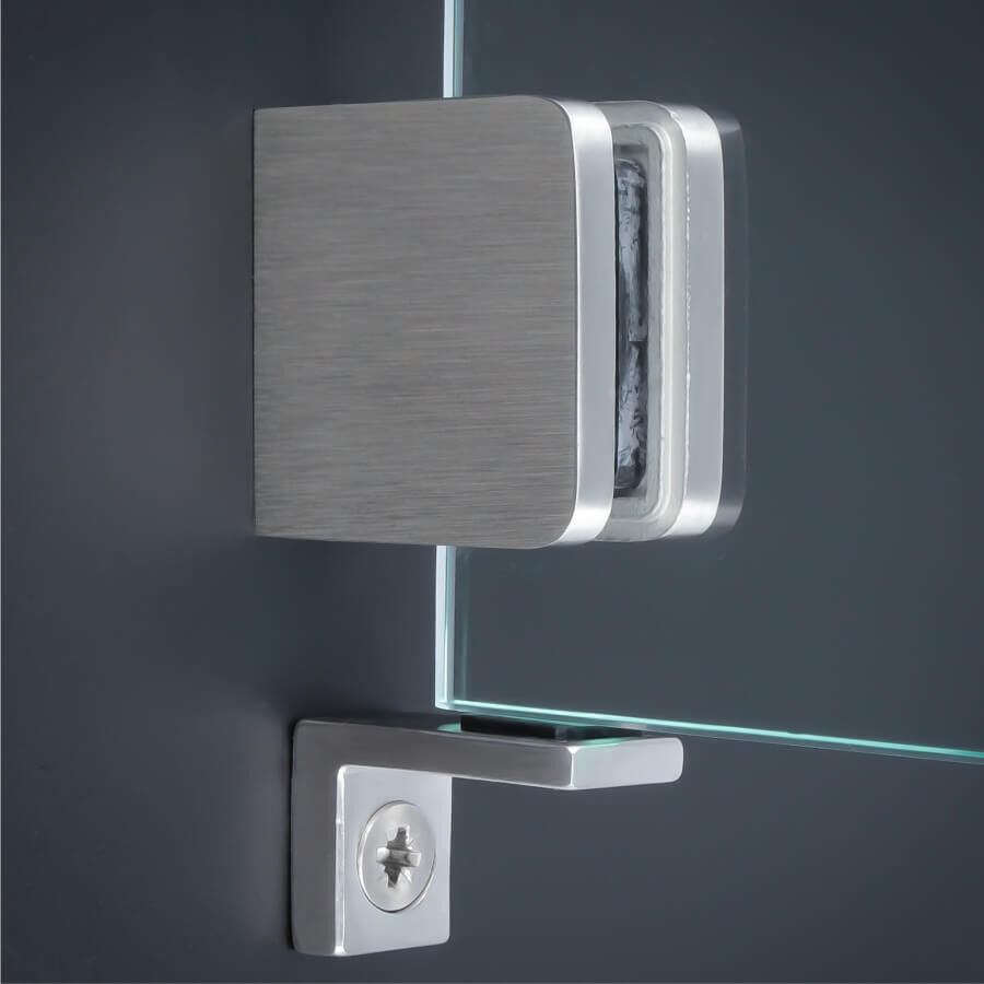 Absturzsicherung Scheibensicherung Edelstahl montiert mit Glashalter und Glas an dunkler Wand