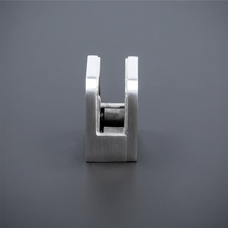 Glashalterung Edelstahl V2A 30 x 30 mm stehend auf dunklem Untergrund mit Klemmbrereich nach oben ausgerichtet