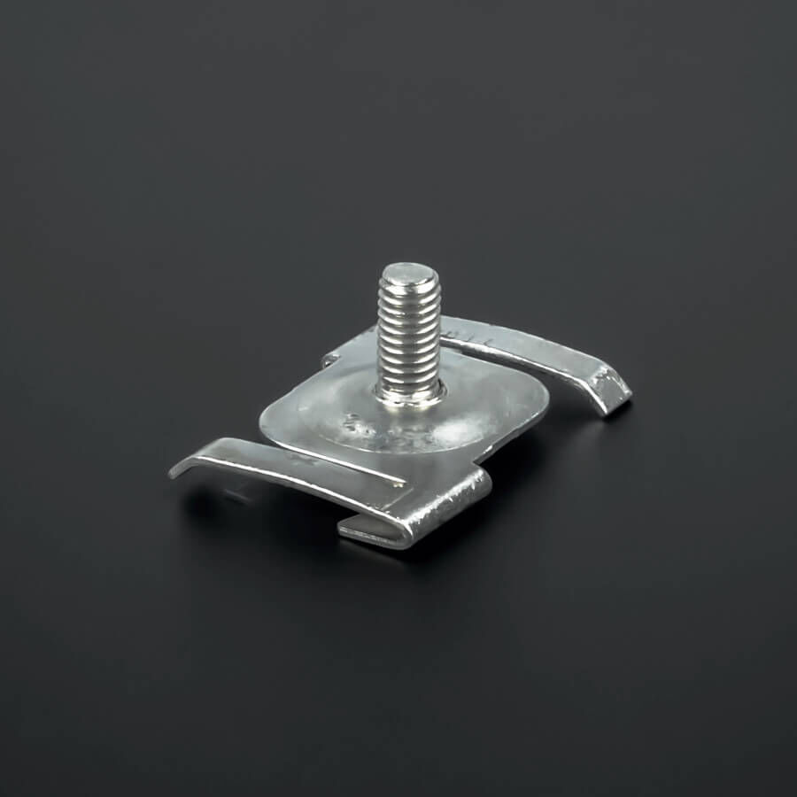 Profilbreite: 22-24 mm | Stahl vernickelt | M6-Gewinde Deckenclip Gewinde M6x10mm für Rasterdecken - Odenwalddecken bis 24 mm stehend auf dunklem Untergrund