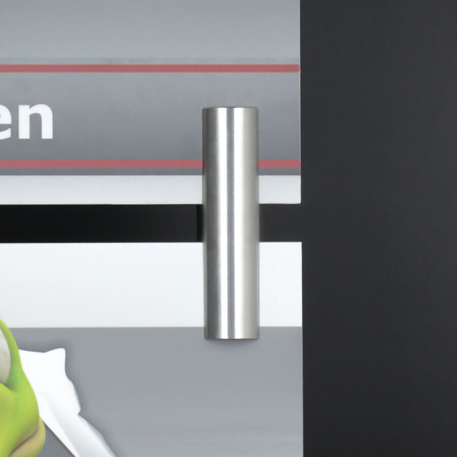 Plattenverbinder Glasverbinder Edelstahl mit zwei geklemmten Platten vor schwarzen Hintergrund