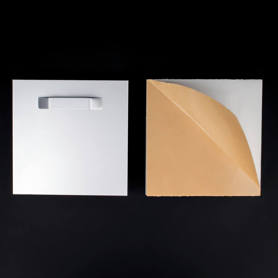 Klebeaufhänger für Spiegel 100x100mm Vorder und Rückseite auf schwarzen Untergrund