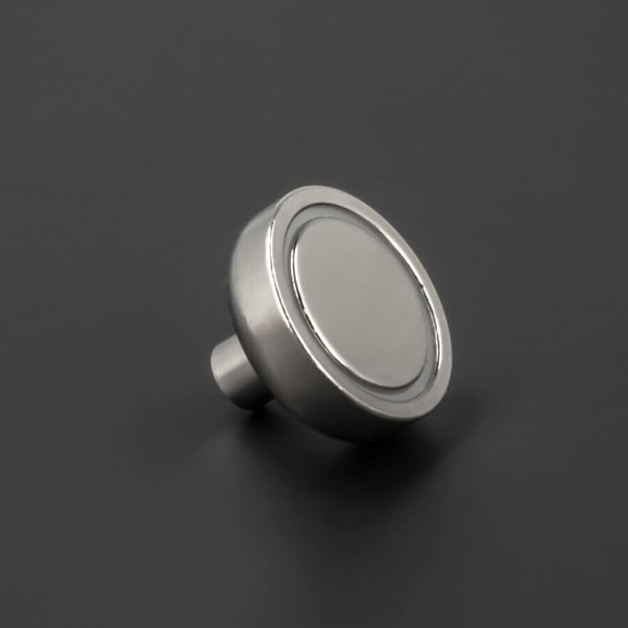 Topf-Magnet Ø 25mm Innengewinde M5x8 mm liegend auf dunklem Untergrund