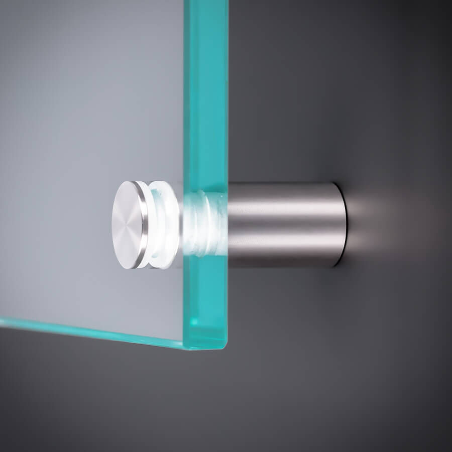 Glashalter Edelstahl montiert mit einer Scheibe an dunkler Wand
