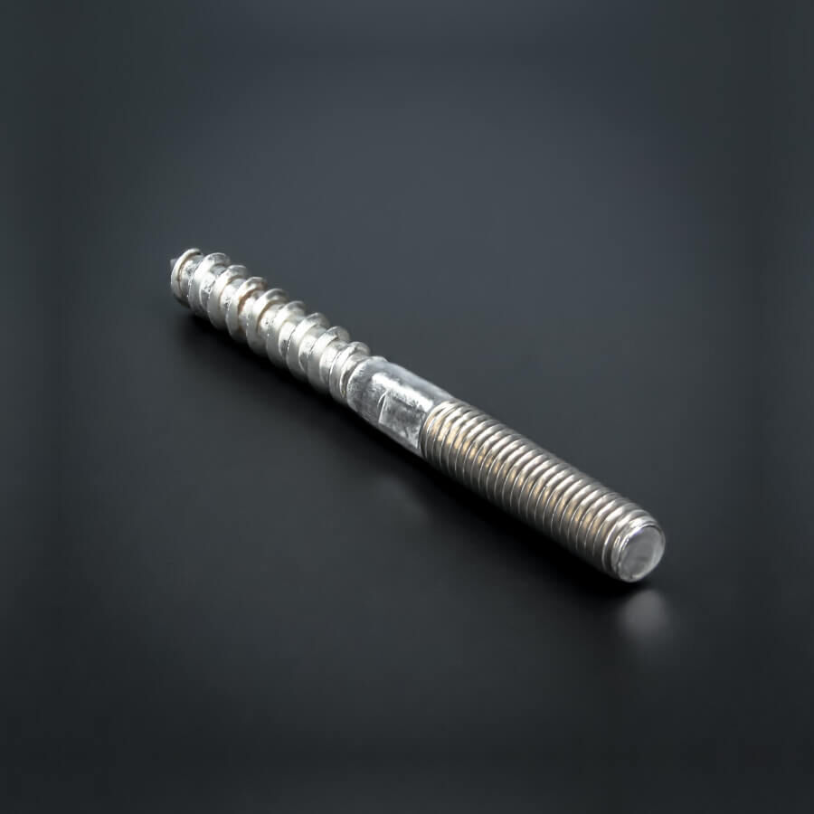 Stockschraube Edelstahl V2A mit Schlüsselfläche M8 x 80 mm liegend auf dunklem Untergrund