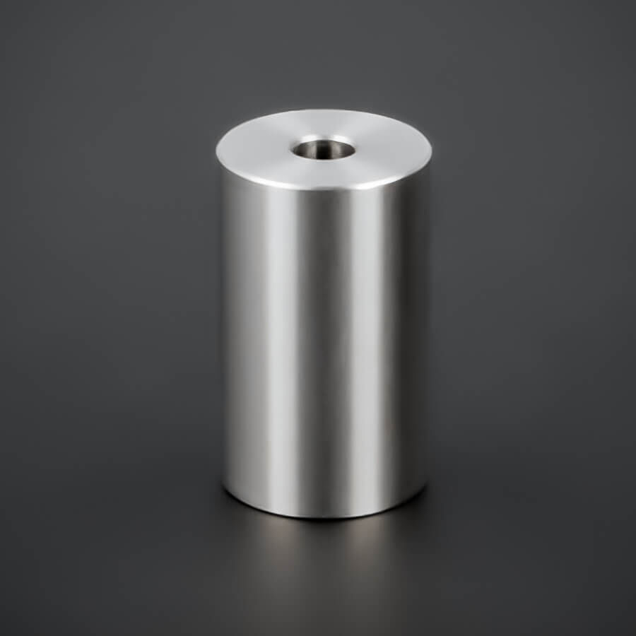 Distanzring Abstandshülse M5 V2A Ø18x30mm stehend auf dunklem Untergrund