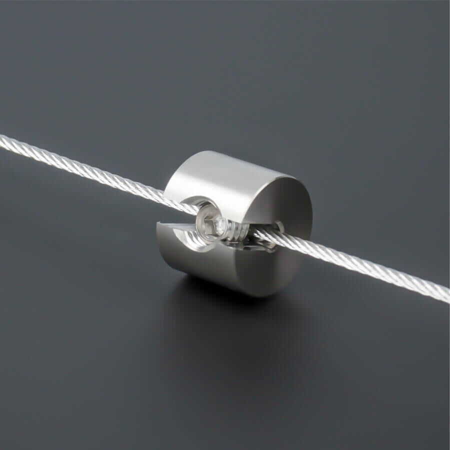 Seilklemme Draht Seilstopper Klemmstopper Edelstahl V2A befestigt an einem Drahtseil auf dunklem Untergrund
