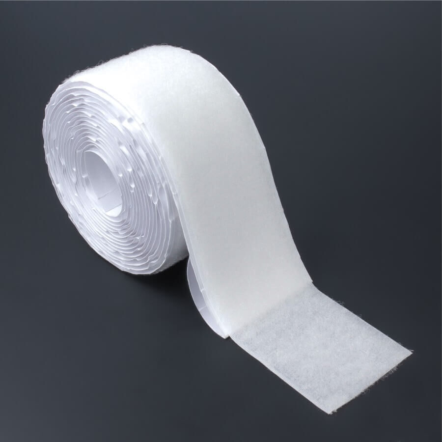 Klettband Flausch 20mm Rolle in 3m Länge auf dunklem Untergrund