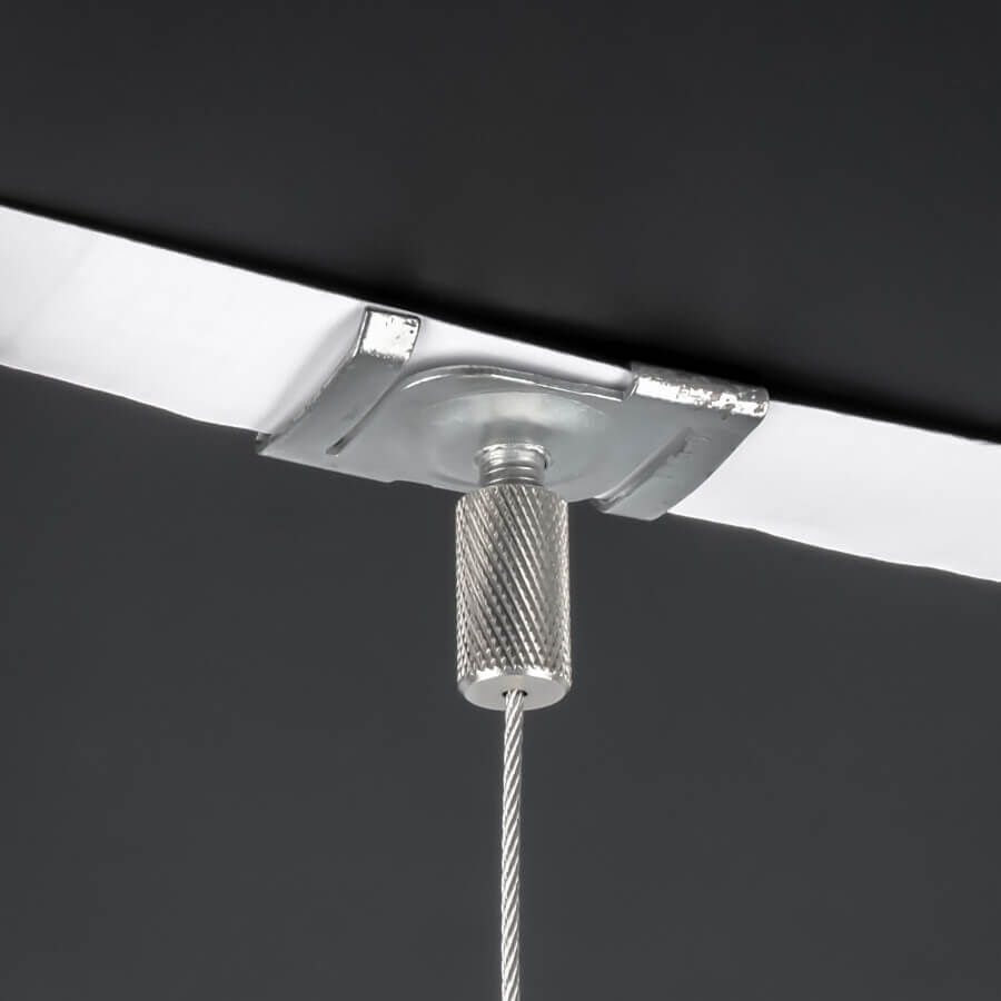 Schraubkappe Messing Rändelung M6 Innengewinde L-Ø: 2,2mm Länge: 20mm montiert an weißer Strebe einer dunklen Rasterdecke mit einem Seil im Bauteil