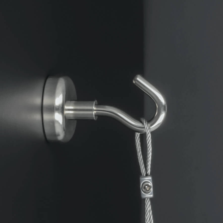 Topfmagnet mit Haken Ø 25mm Innengewinde M5x8mm montiert mit Seil und Klemme an dunkler Wand