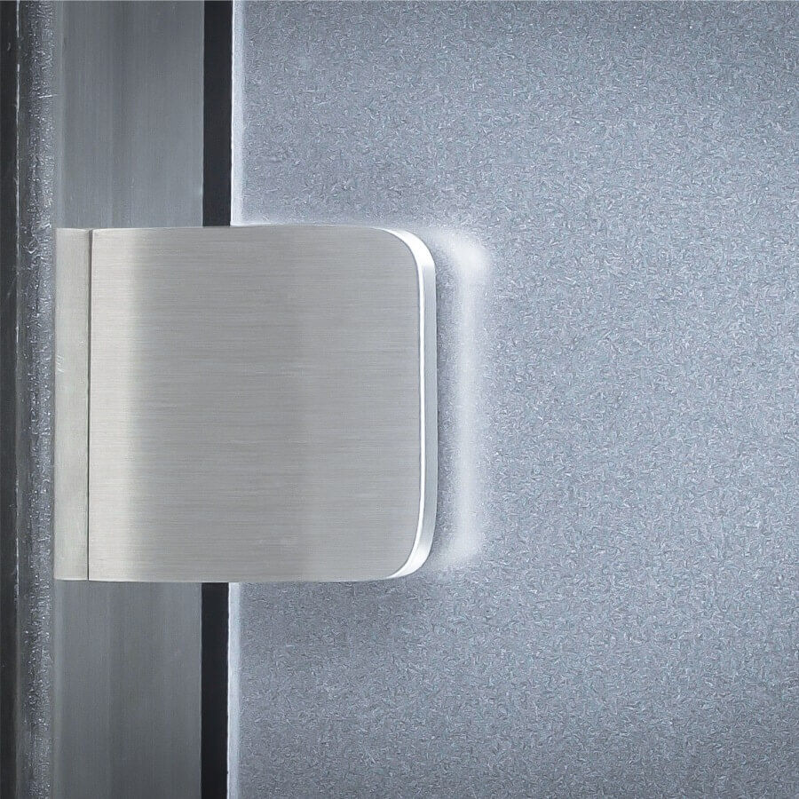 Glashalterung Edelstahl V2A 30 x 30 mm montiert mit einer Scheibe an einem Vierkantrohr