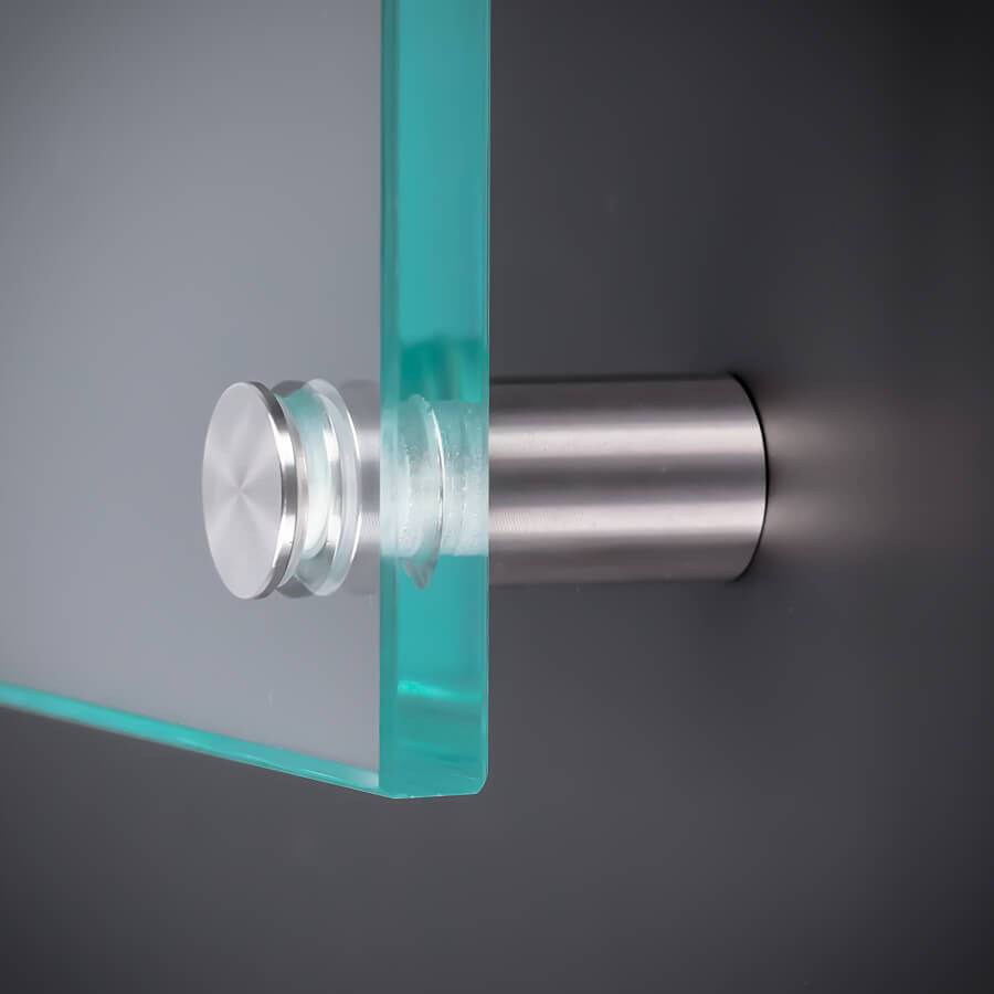 Abstandhalter Werbeschild-Befestigung V2A Ø 15 mm montiert mit einer Scheibe an dunkler Wand