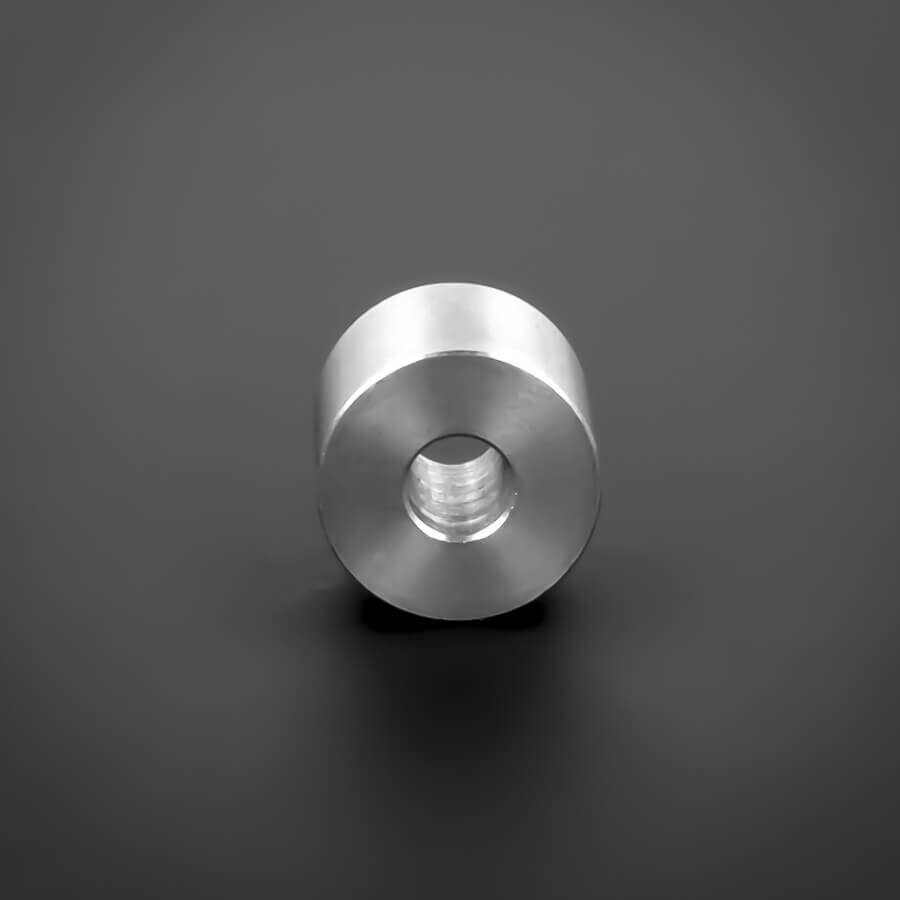 Distanz-Rolle Abstandsrolle M6 Edelstahl Ø18x15mm liegend auf dunklem Untergrund