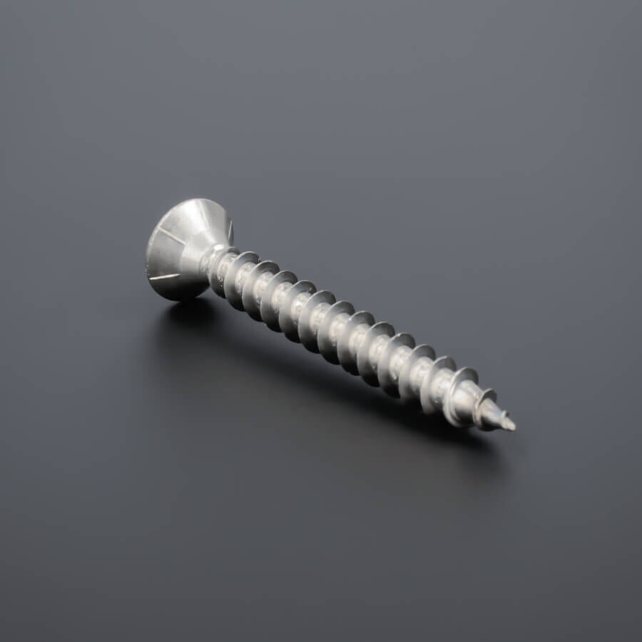 Schraube 10x80 mm Edelstahl V2A liegen von hinten auf dunklem Untergrund