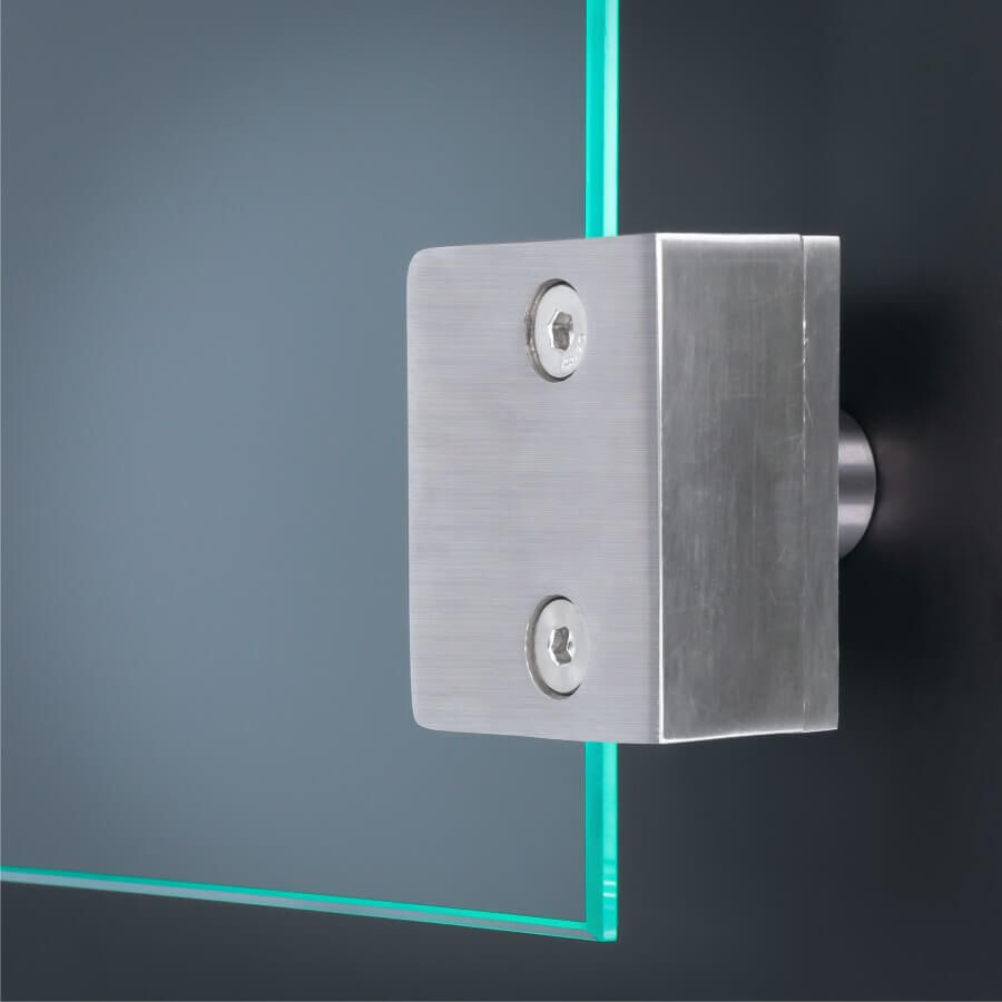 60 x 50 mm | einseitig | Wandmontage Glashalter Edelstahl eckig 60 x 50 mm einseitig seitlich montiert mit Scheibe an dunkler Wand