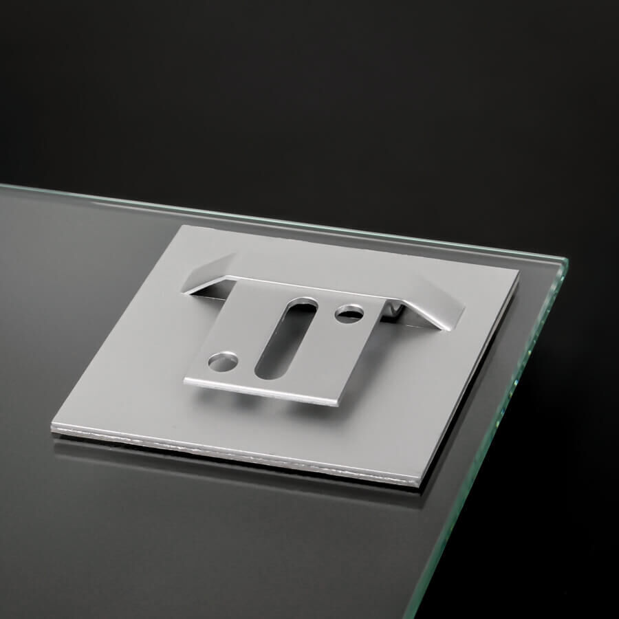 Bilderaufhänger selbstklebend 70x70mm mit Wandhaken auf Glasplatte klebend mit schwarzen Hintergrund