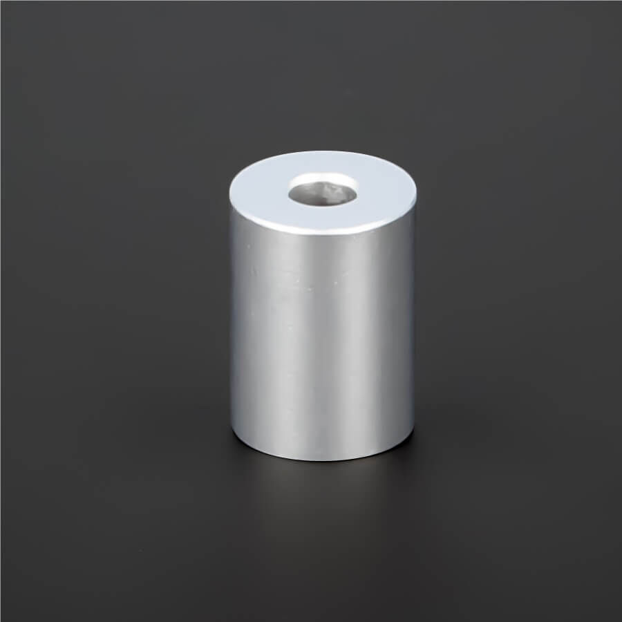 Distanz-Halter M5 Messing matt verchromt stehend auf dunklem Untergrund