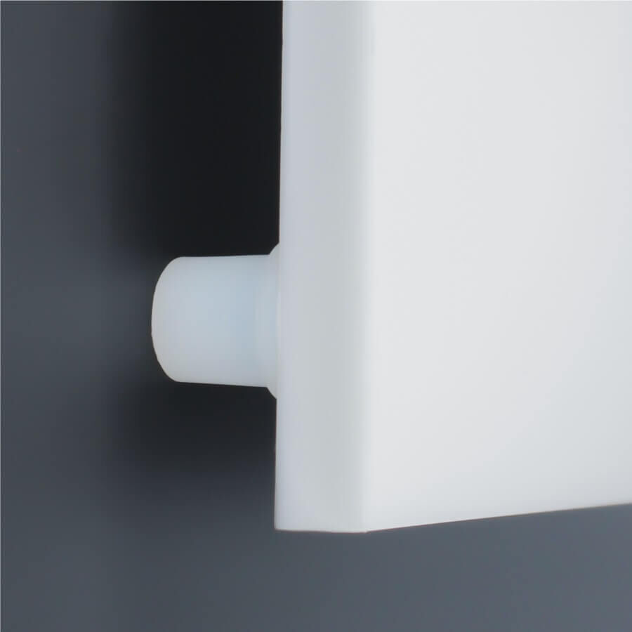 Distanzhalter Kunststoff 2teilig Schild montiert mit Distanzhalter an dunkler Wand
