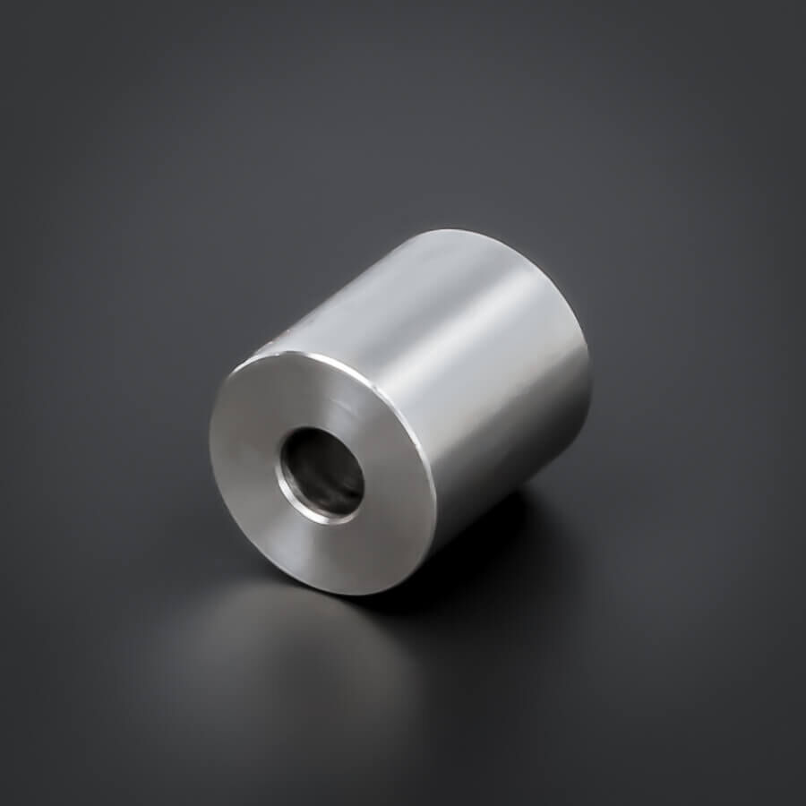 Distanzring M6 | Abstandshülse Edelstahl Ø 18x20 mm liegend auf dunklem Untergrund