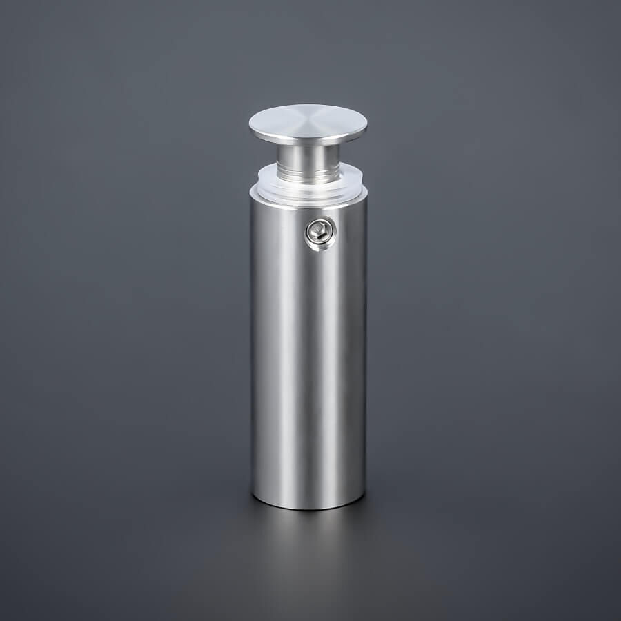 Abstandshalter lang Edelstahl V2A Ø 15mm stehend auf dunklem Untergrund