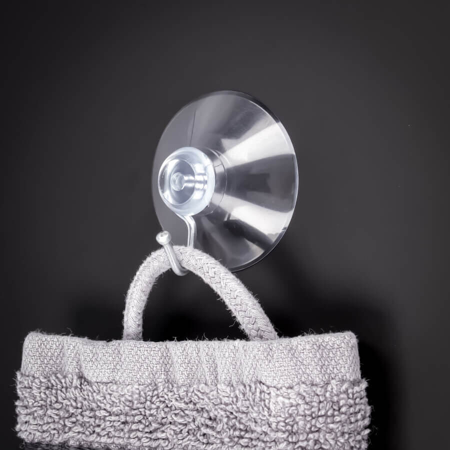  Saughaken Saugnapf Ø 40 mm mit Haken | Saugnäpfe | Metallhaken hängend an dunkler Fliese mit einem Handtuch am Haken