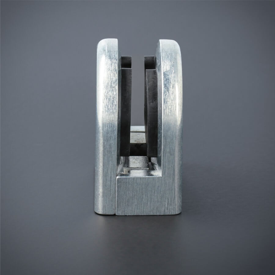 Glashalter Zinkdruckguss halbrund 60x55 mm stehend auf dunklem Untergrund