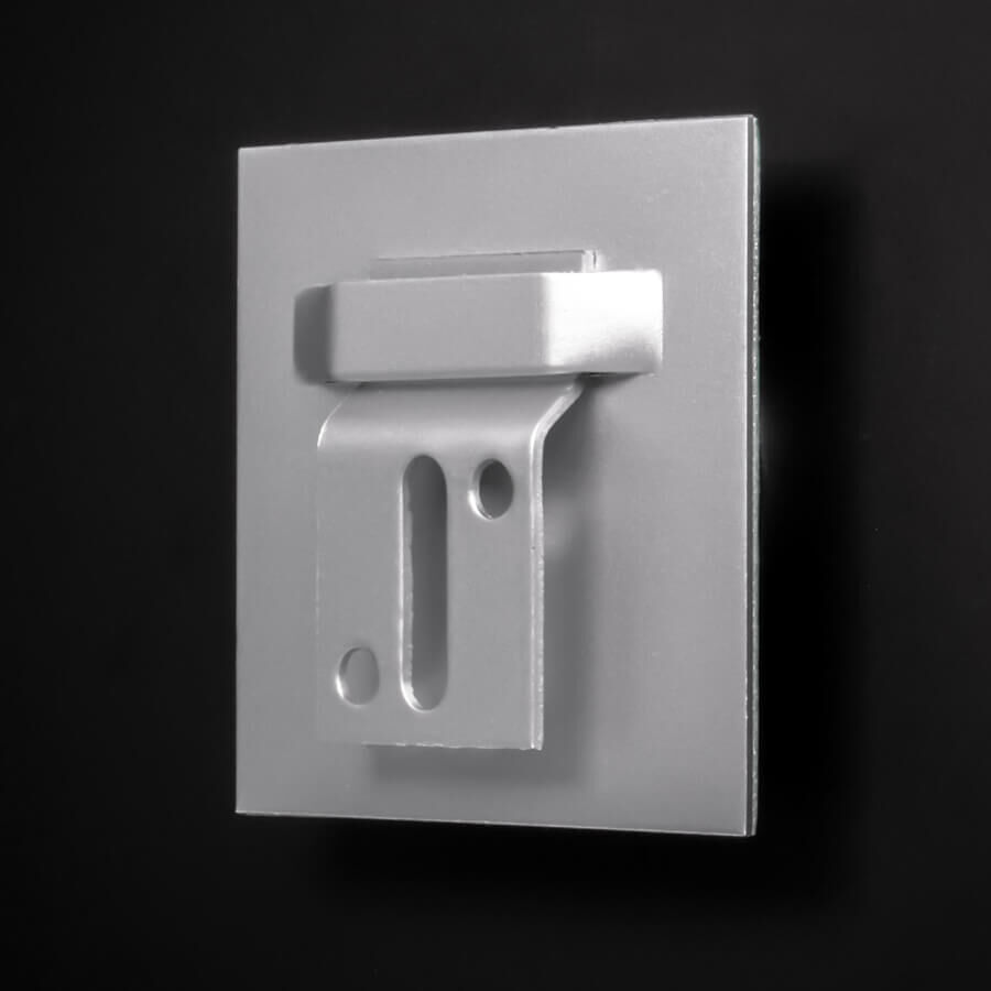 Wandhalter Z-Haken Aufhängung Haftbleche mit Lasche montiert mit Spiegelblech an dunkler Wand