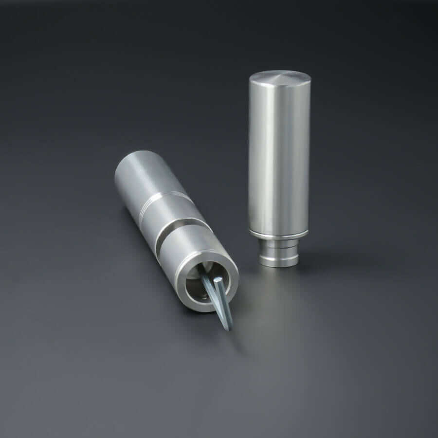 Tischaufsteller 150mm Spuckschutz Plexiglas Glas Platten Ø18 demontiert mit Innensechskantschlüssel im Bauteil auf dunklem Untergrund