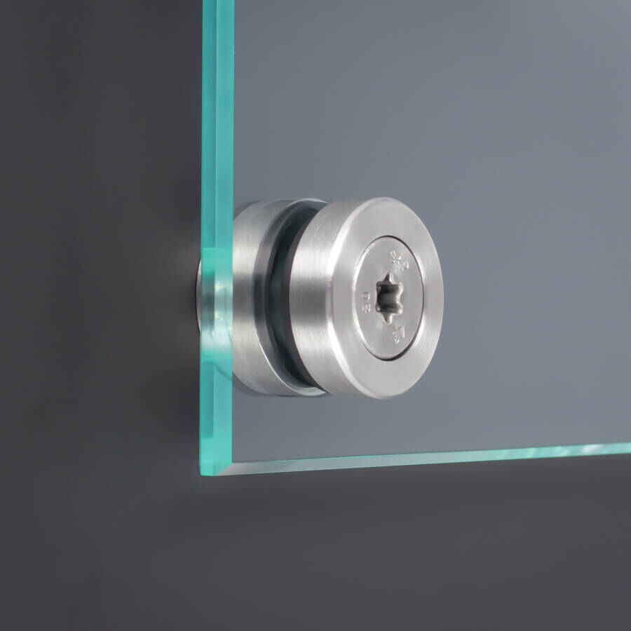 Glaspunkthalter Glashalter Edelstahl Ø30 mm montiert mit Scheibe an dunkler Wand
