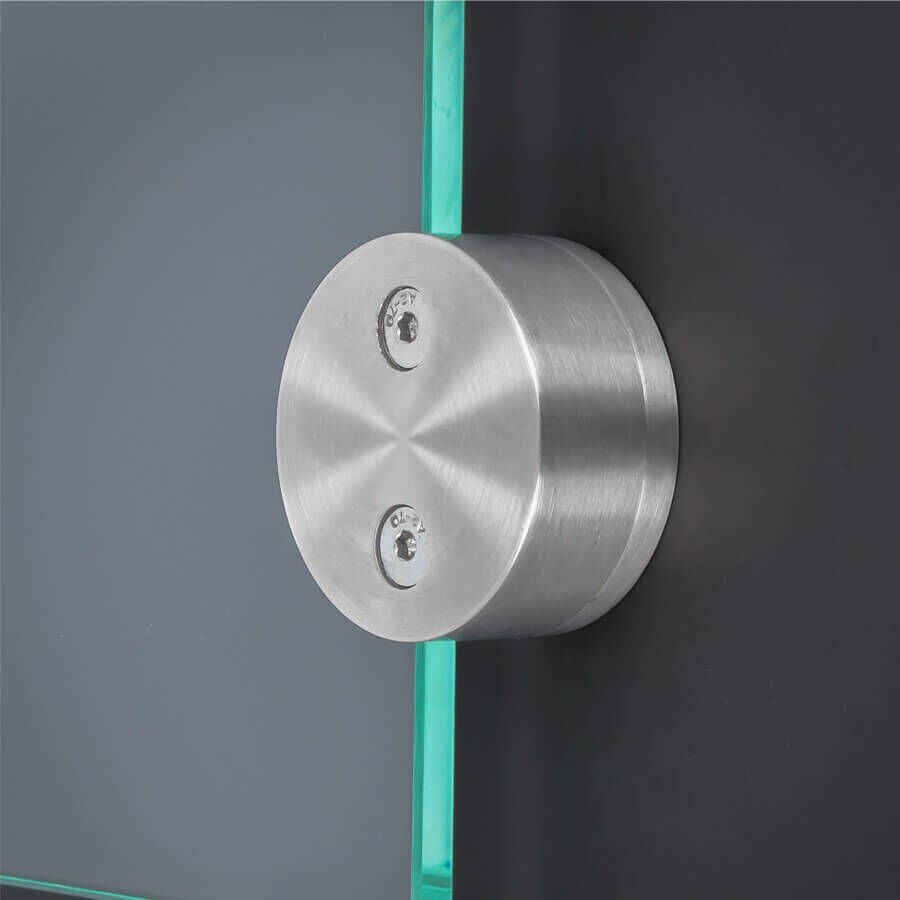 Glashalter Edelstahl rund Ø60mm einseitig front Wandmontage montiert mit Scheibe an dunkler Wand
