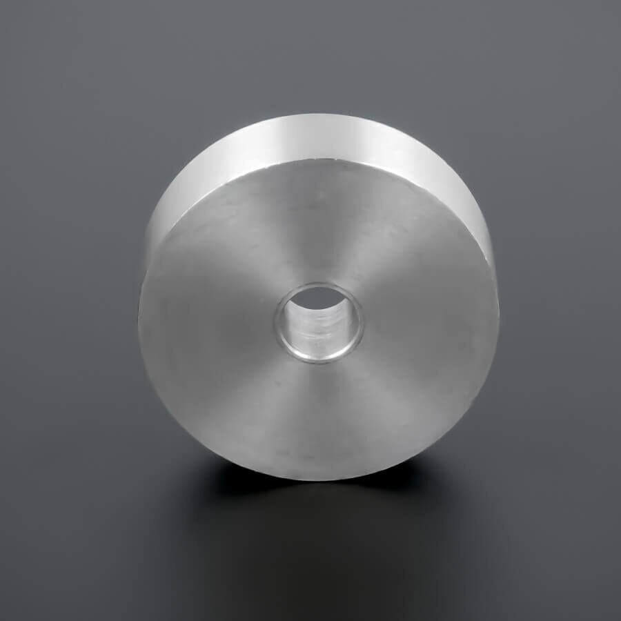Distanzscheibe M10 Distanzring Edelstahl Ø50mm stehend auf dunklem Untergrund