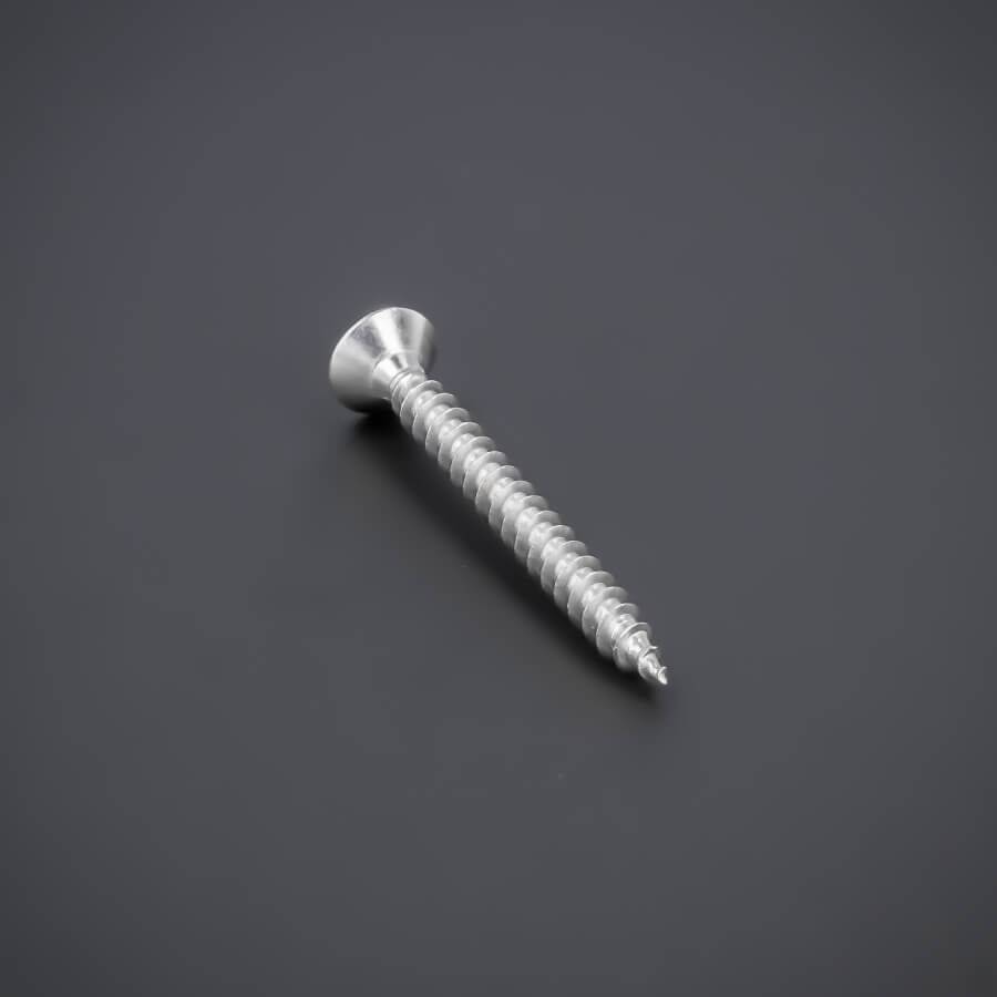 Senkkopfschraube Vollgewinde 4x40mm Edelstahl V2A - A2 | Kreuz gedreht liegend auf dunklem Untergrund