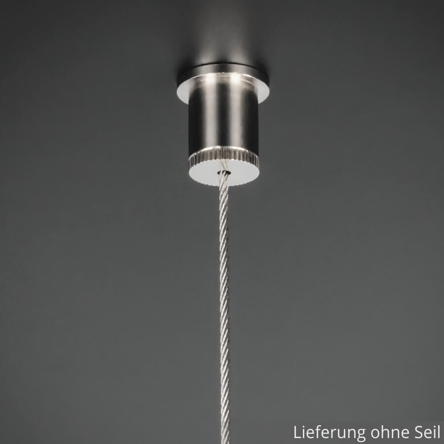 Deckenhülse Seilabhänger Messing vernickelt  für Kugelseil 1,5-2 mm montiert an dunkler Wand